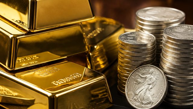 Gold Prices Decline While Silver Sees Growth Amid Market Fluctuations