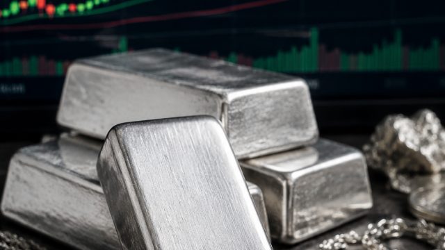 Silver Prices Surge: What B2B Jewelers Need to Know Right Now